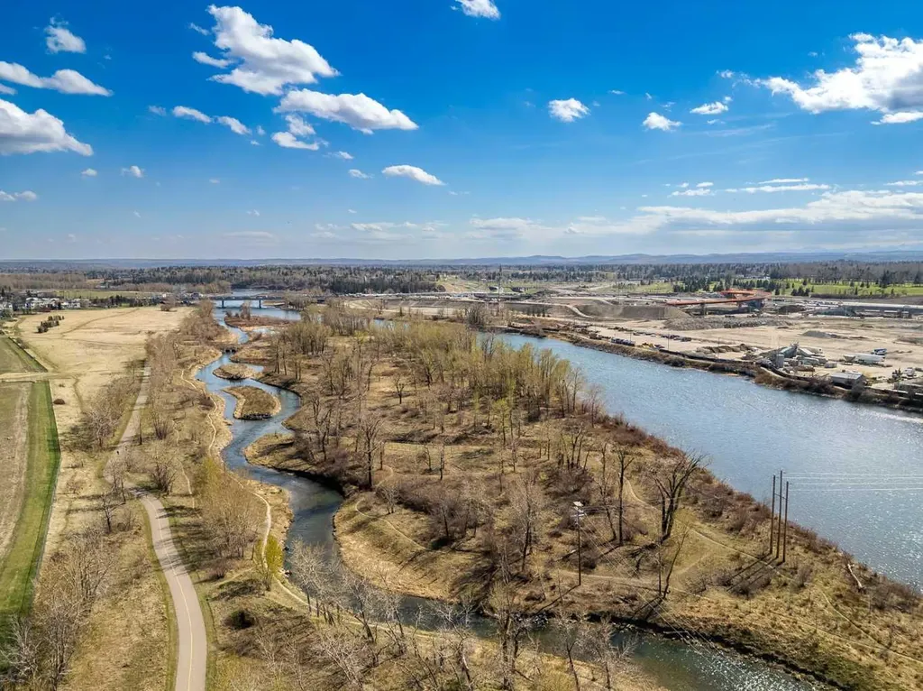 221 Quarry Way SE Calgary AB T2C 5M7