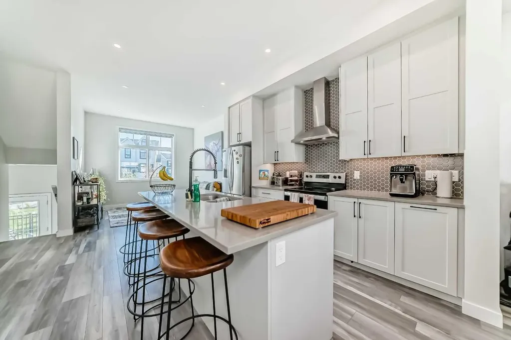 158 Les Jardins Park SE Calgary AB T2C 5V3