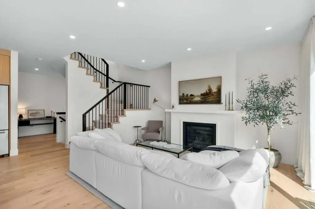 2853 14 Avenue SW Calgary AB T3C 3W8