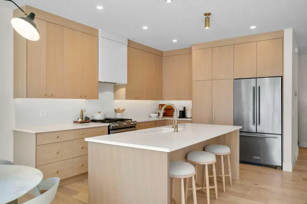 2853 14 Avenue SW Calgary AB T3C 3W8