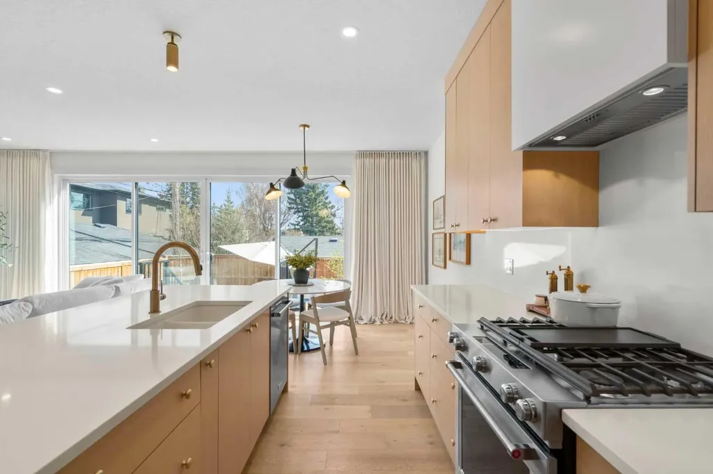 2853 14 Avenue SW Calgary AB T3C 3W8