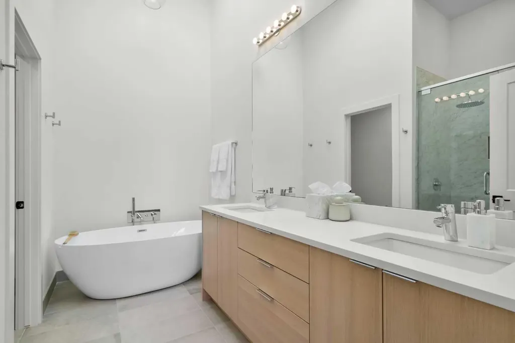 2853 14 Avenue SW Calgary AB T3C 3W8