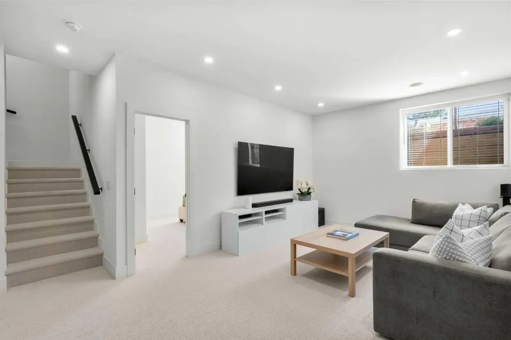 2853 14 Avenue SW Calgary AB T3C 3W8