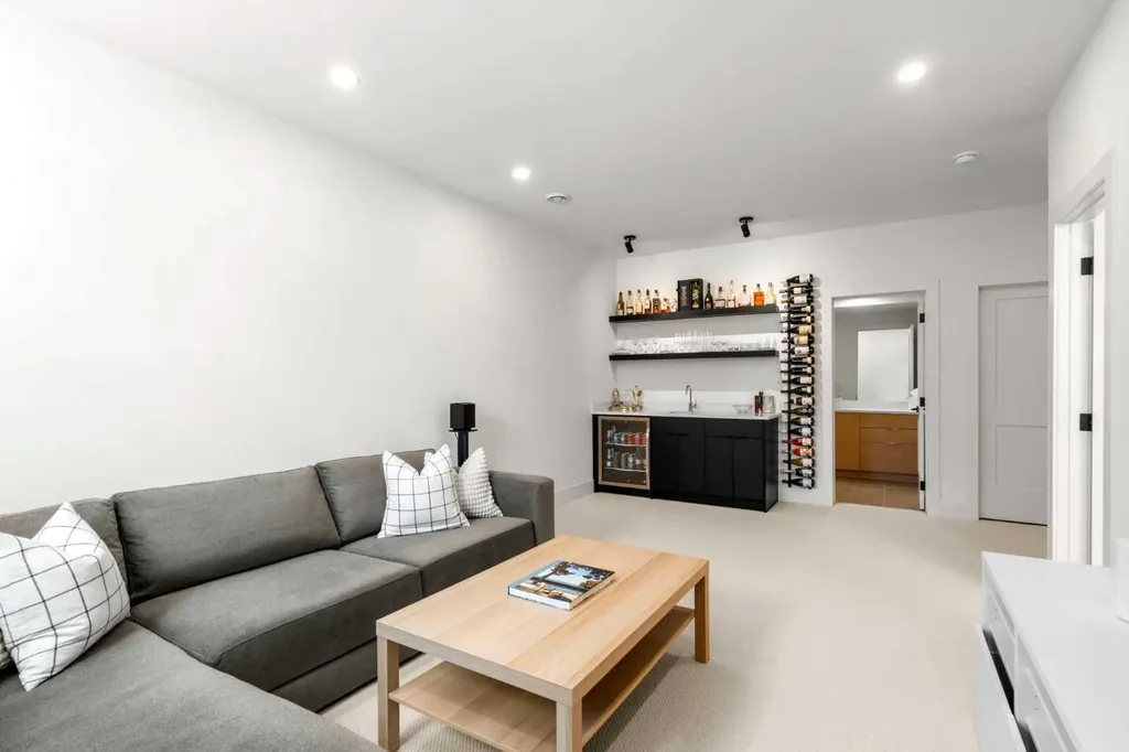 2853 14 Avenue SW Calgary AB T3C 3W8