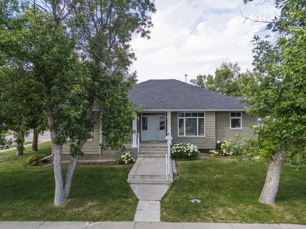 224 52 Avenue W Claresholm AB T0L 0T0