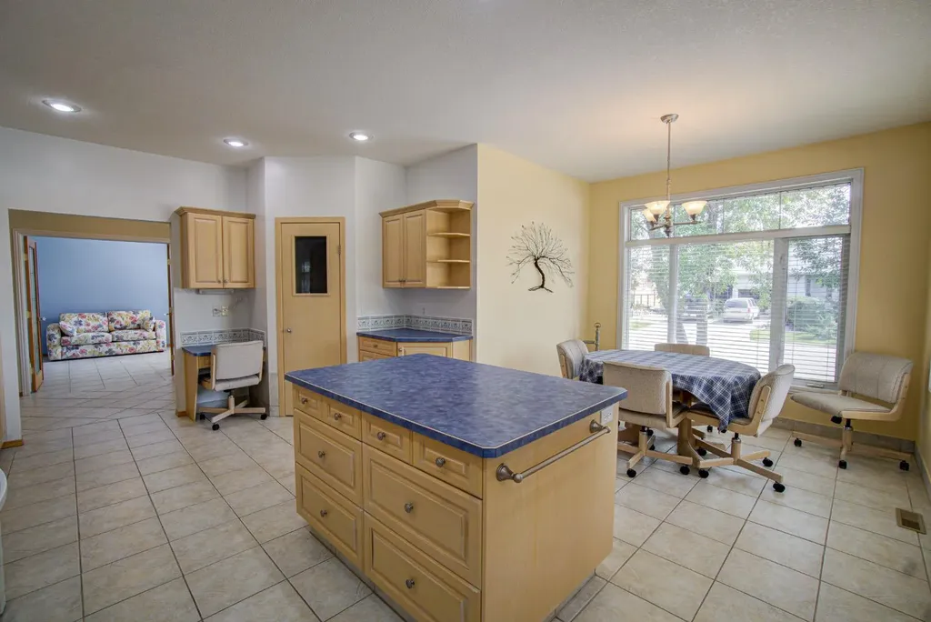 224 52 Avenue W Claresholm AB T0L 0T0