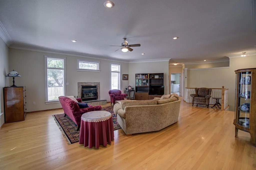 224 52 Avenue W Claresholm AB T0L 0T0