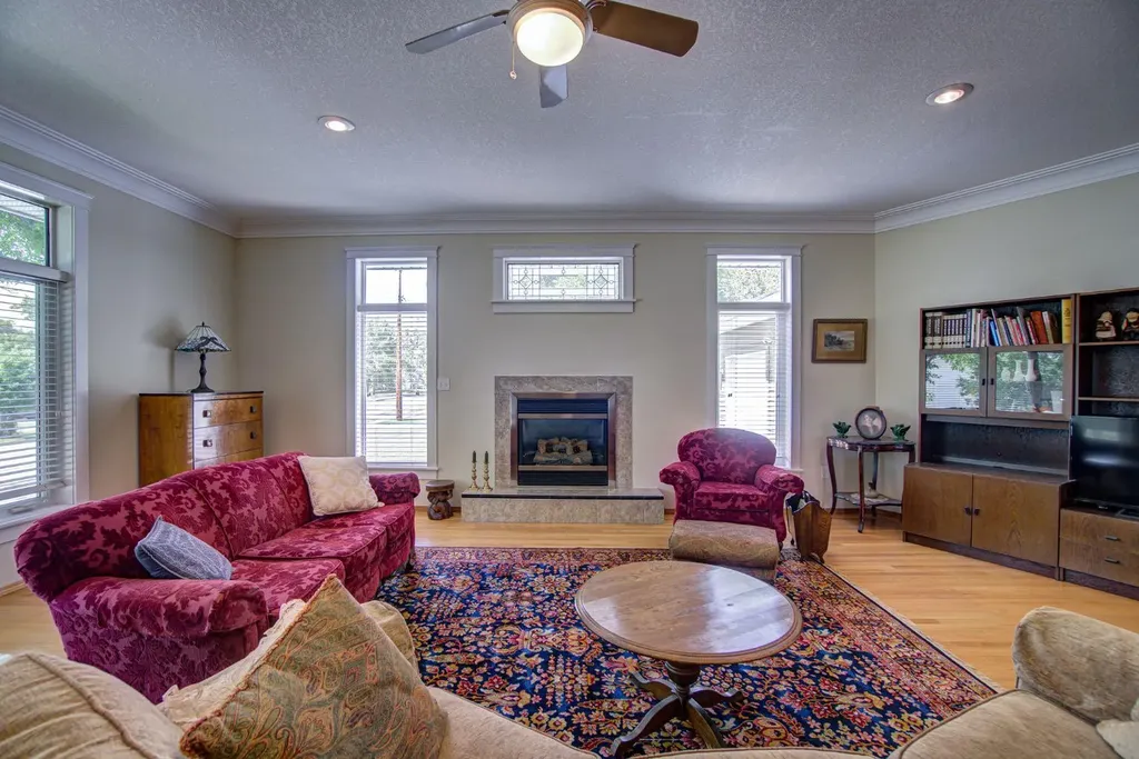 224 52 Avenue W Claresholm AB T0L 0T0