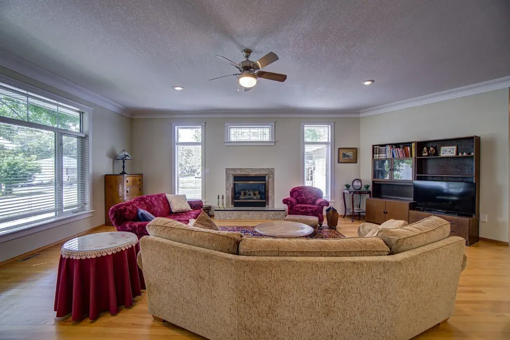 224 52 Avenue W Claresholm AB T0L 0T0