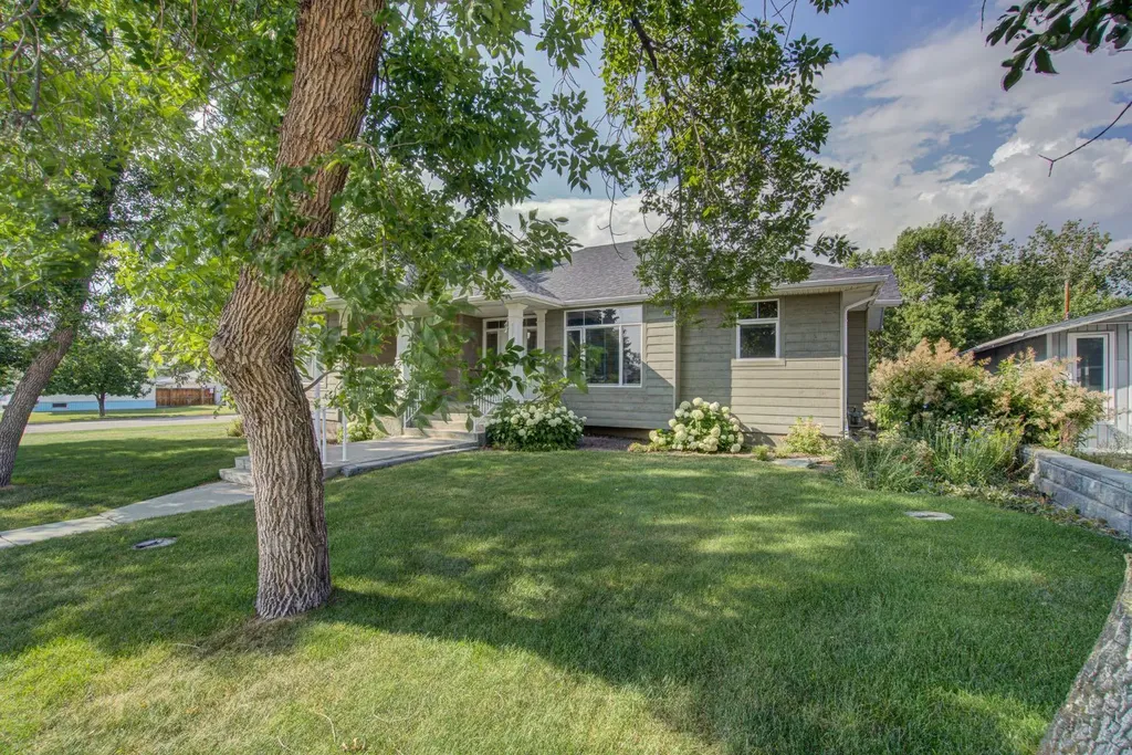 224 52 Avenue W Claresholm AB T0L 0T0