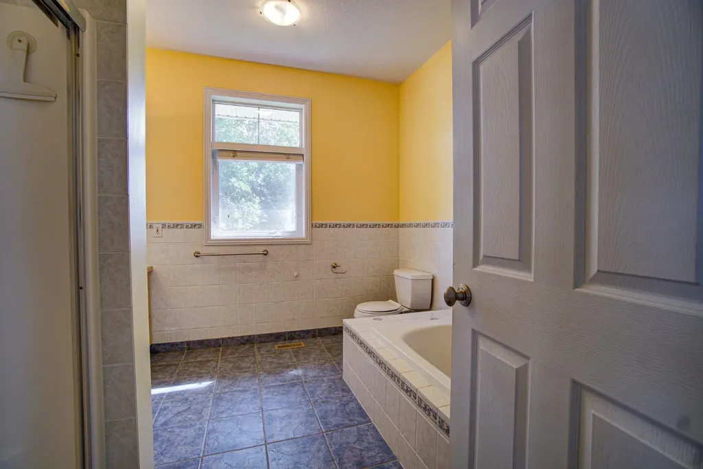 224 52 Avenue W Claresholm AB T0L 0T0
