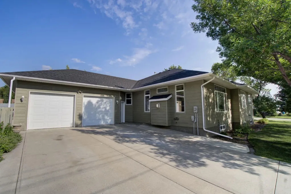 224 52 Avenue W Claresholm AB T0L 0T0