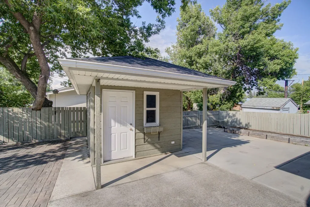 224 52 Avenue W Claresholm AB T0L 0T0