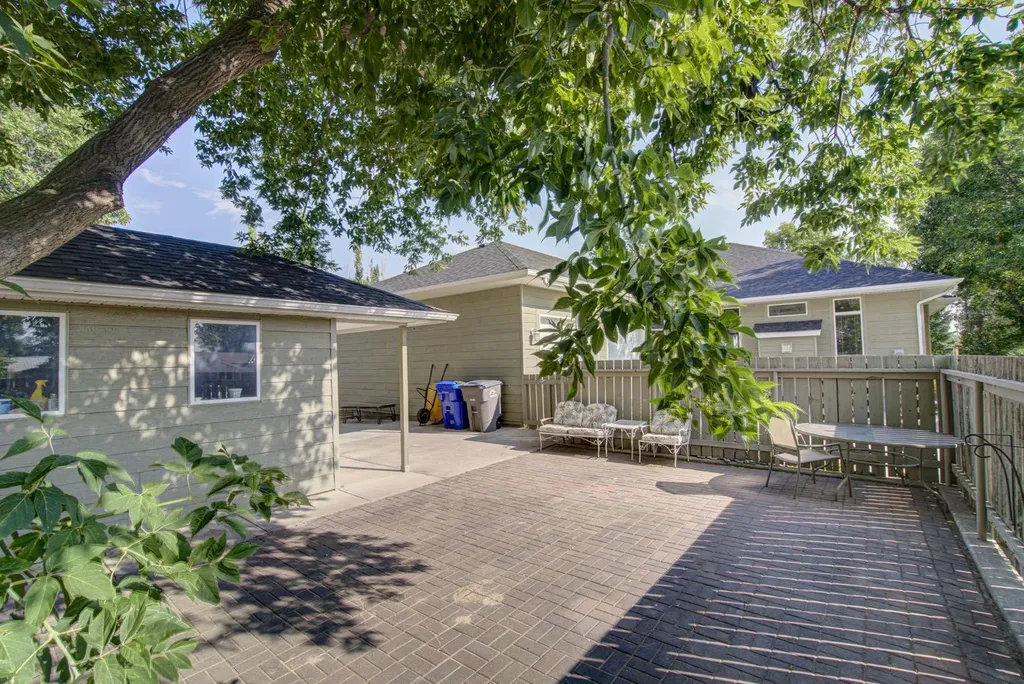 224 52 Avenue W Claresholm AB T0L 0T0