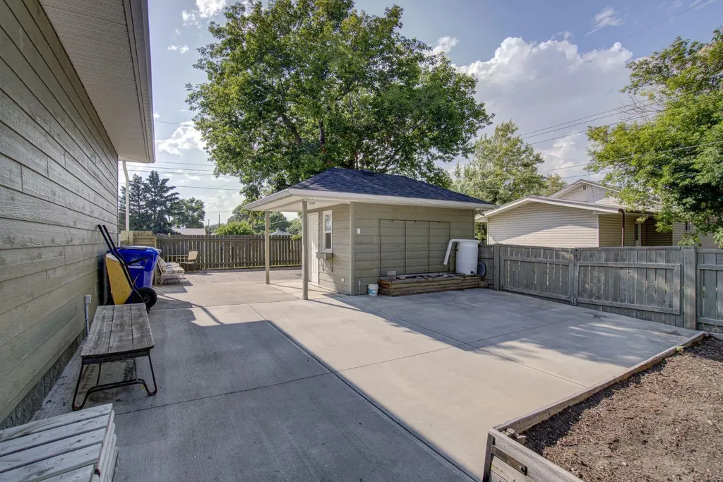 224 52 Avenue W Claresholm AB T0L 0T0