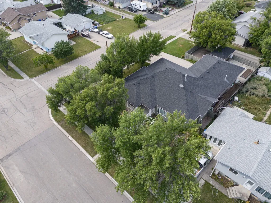 224 52 Avenue W Claresholm AB T0L 0T0