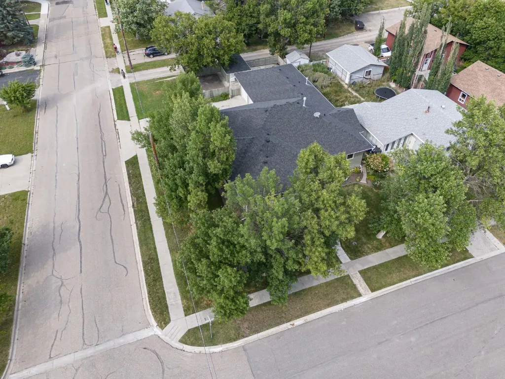 224 52 Avenue W Claresholm AB T0L 0T0