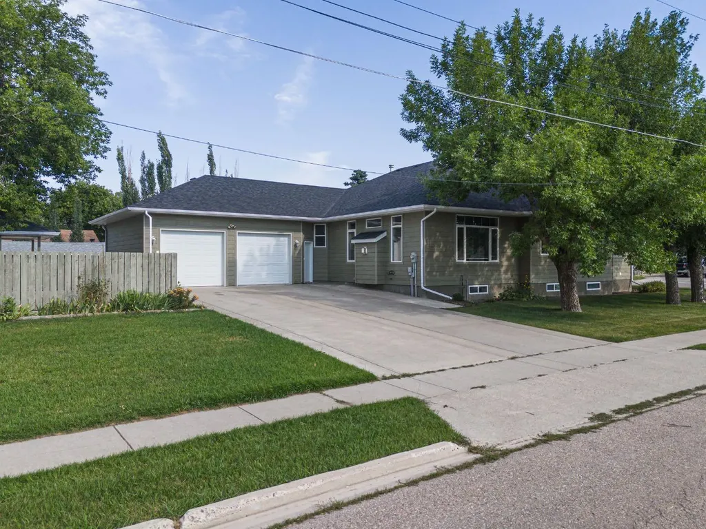 224 52 Avenue W Claresholm AB T0L 0T0