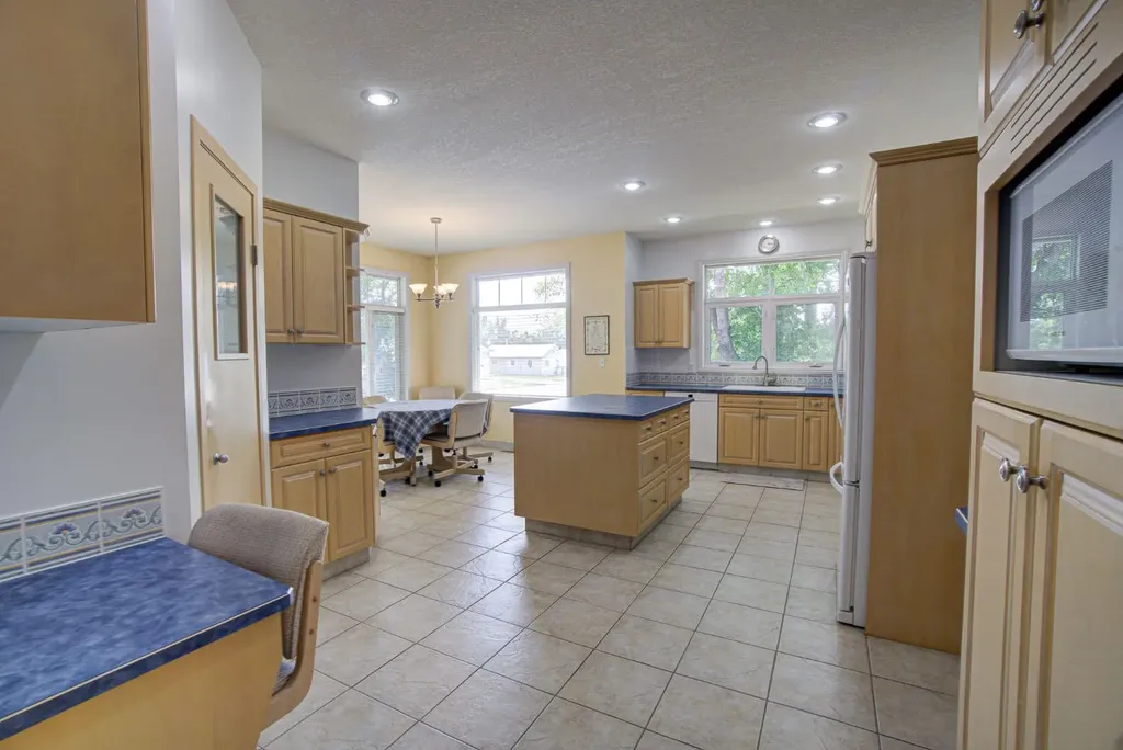 224 52 Avenue W Claresholm AB T0L 0T0