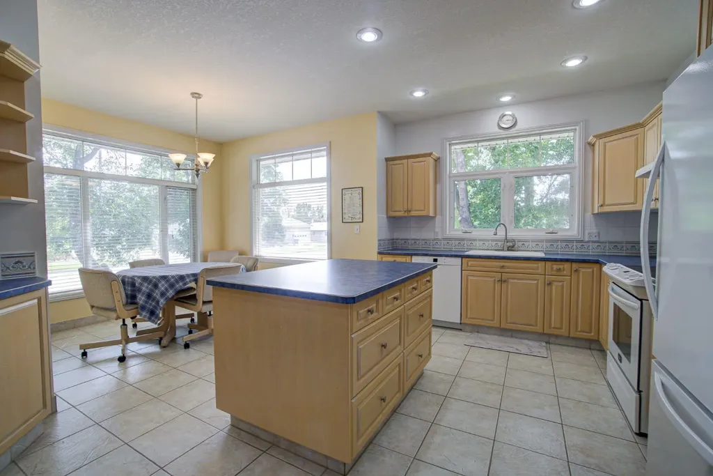 224 52 Avenue W Claresholm AB T0L 0T0