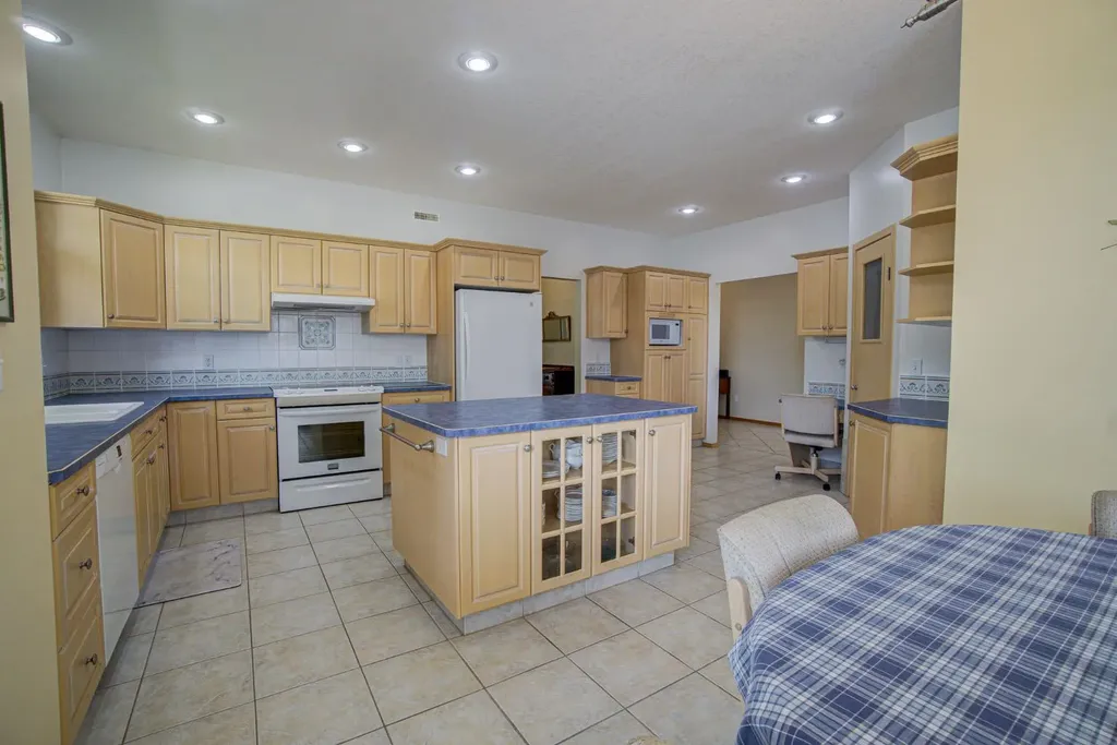 224 52 Avenue W Claresholm AB T0L 0T0