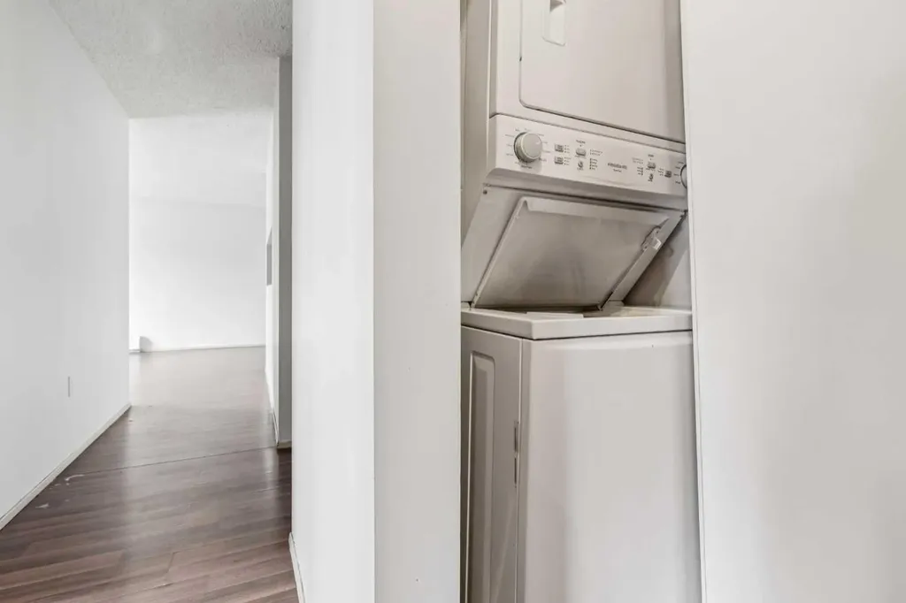10 Dover Point SE Calgary AB T2B3J8