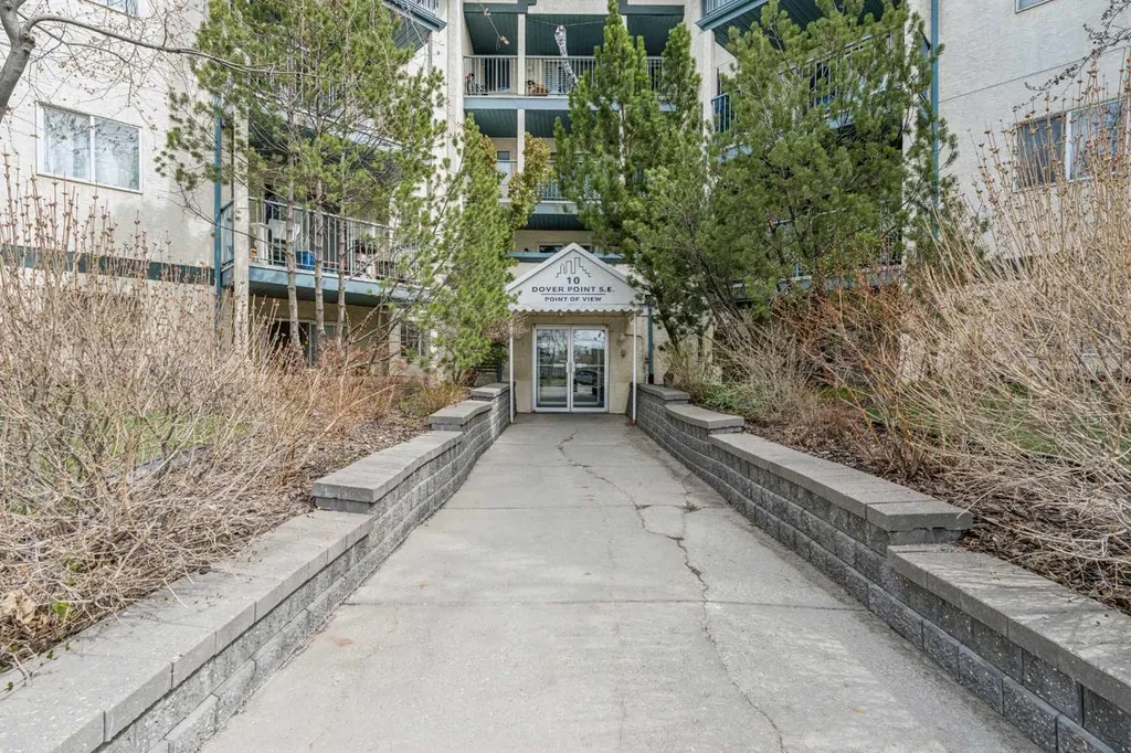 10 Dover Point SE Calgary AB T2B3J8