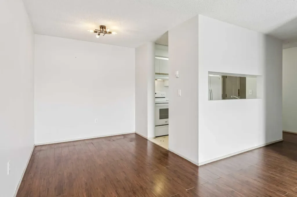 10 Dover Point SE Calgary AB T2B3J8