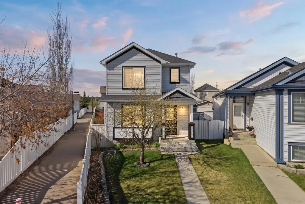 49 Evermeadow Manor SW Calgary AB T2Y 4W8