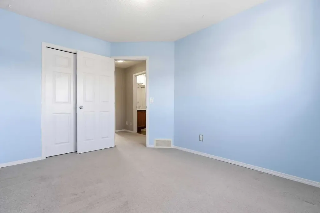 49 Evermeadow Manor SW Calgary AB T2Y 4W8