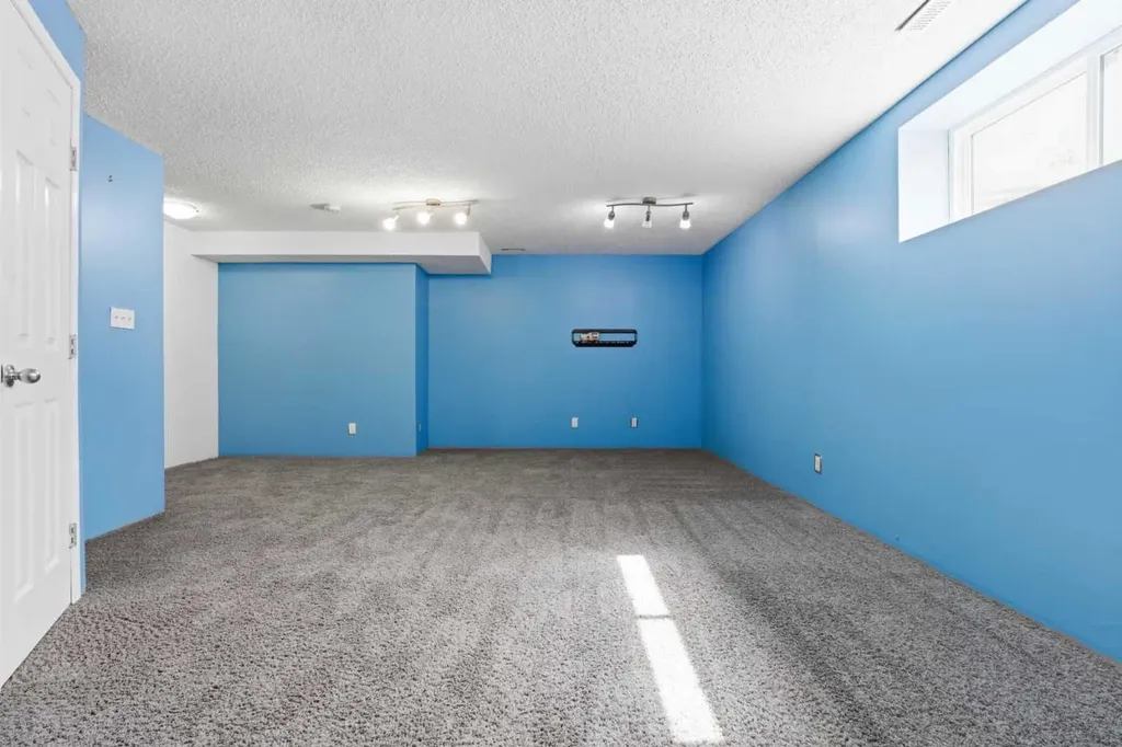 49 Evermeadow Manor SW Calgary AB T2Y 4W8