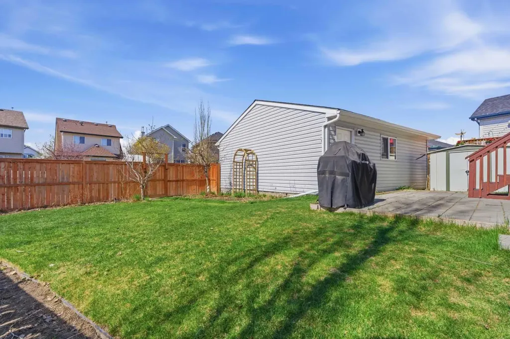 49 Evermeadow Manor SW Calgary AB T2Y 4W8