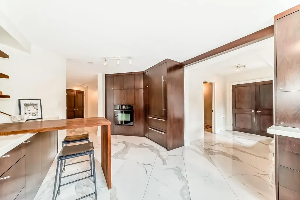 2422 Erlton Street SW Calgary AB T2Z3B6