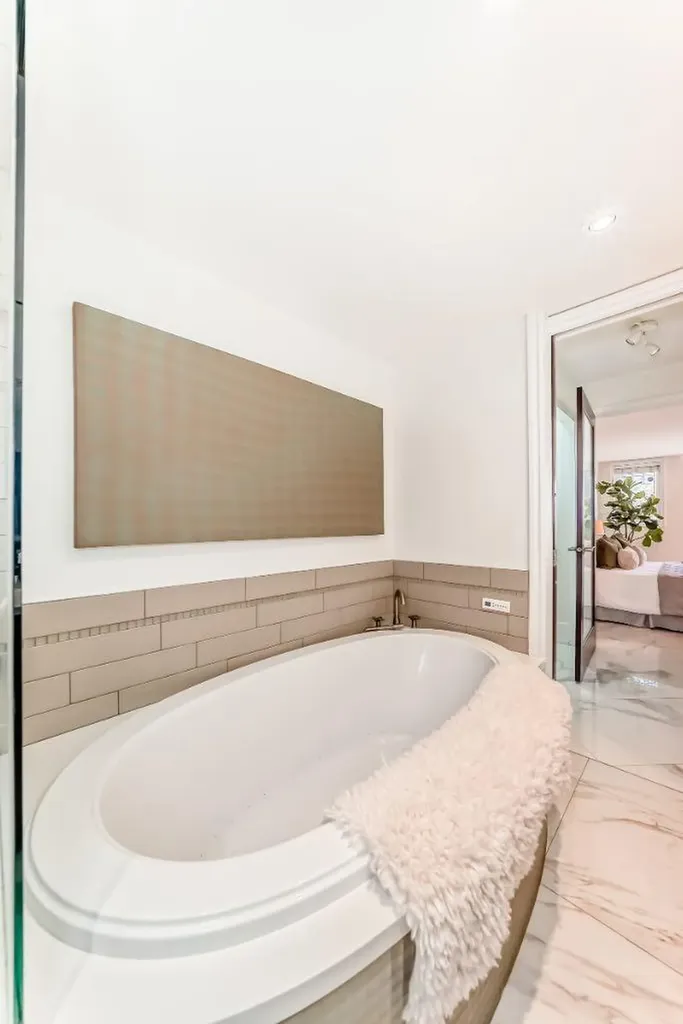 2422 Erlton Street SW Calgary AB T2Z3B6