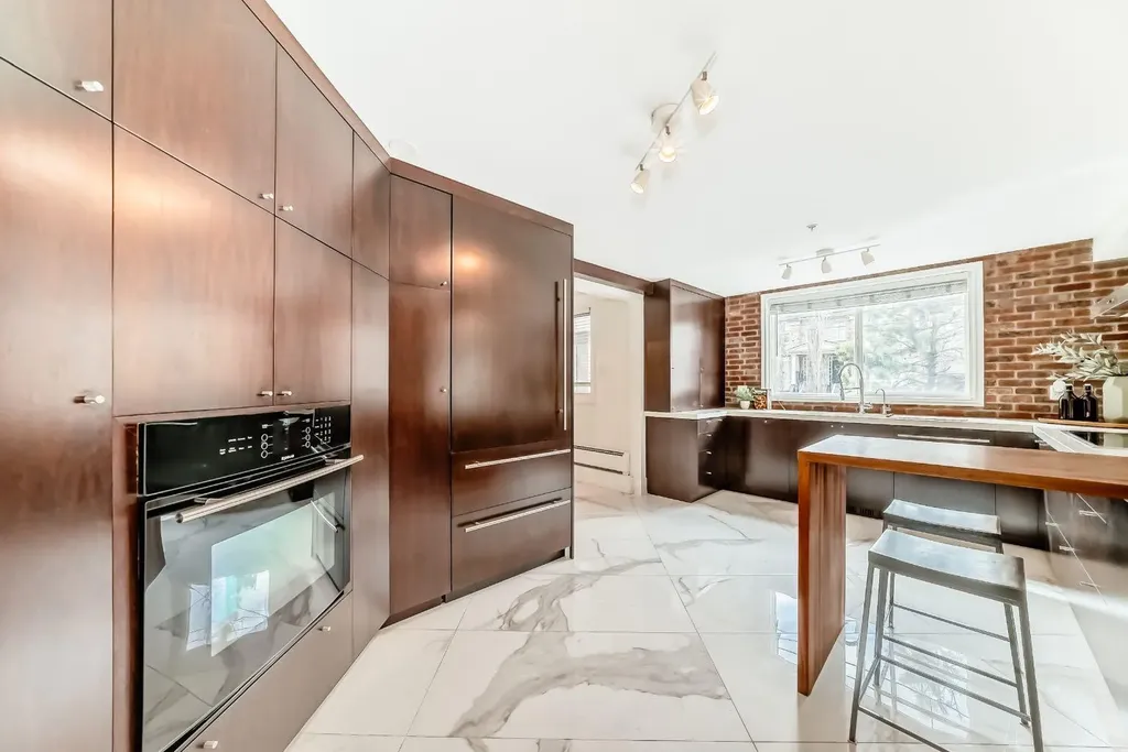 2422 Erlton Street SW Calgary AB T2Z3B6