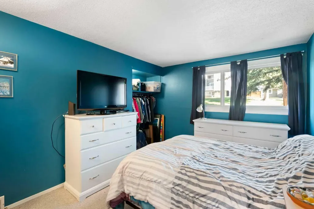 13104 Elbow Drive SW Calgary AB T2W 2P2