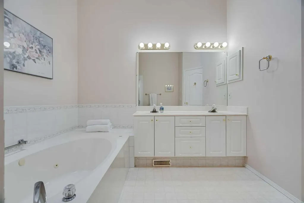 58 Evergreen Bay SW Calgary AB T2Y 3E9