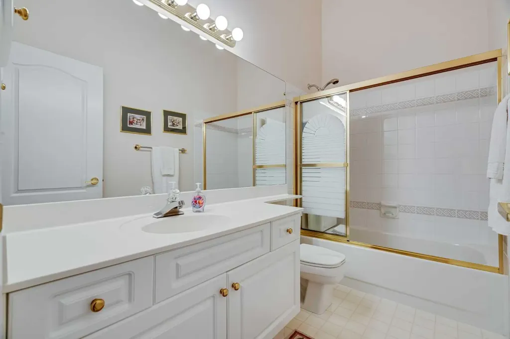 58 Evergreen Bay SW Calgary AB T2Y 3E9