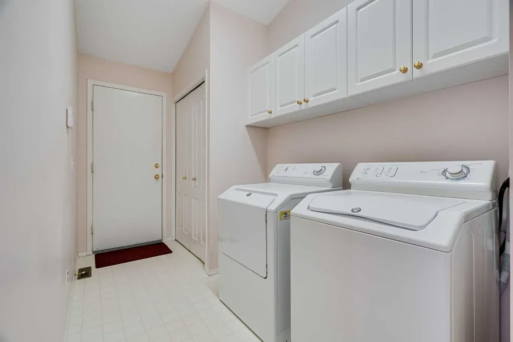 58 Evergreen Bay SW Calgary AB T2Y 3E9