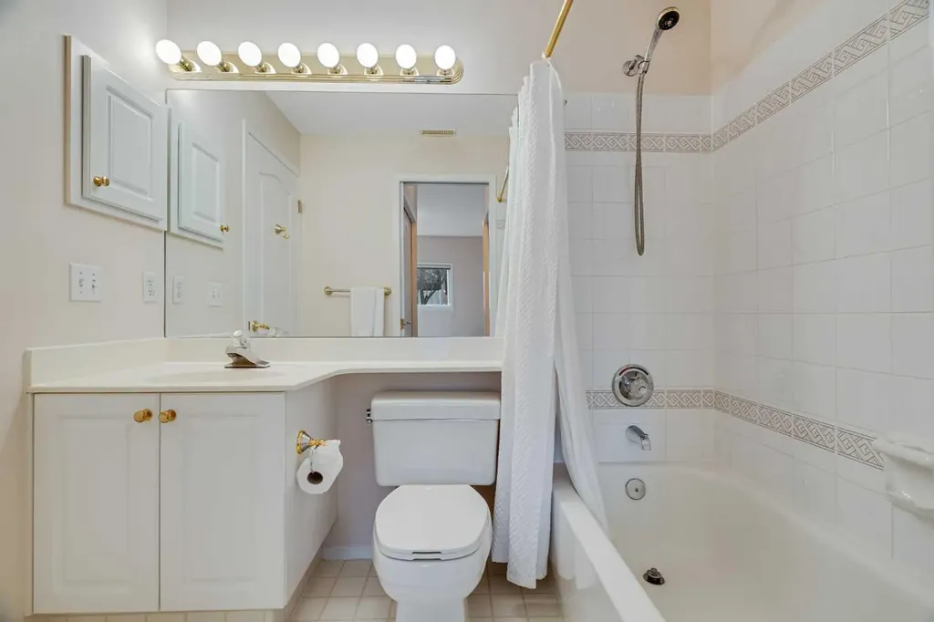 58 Evergreen Bay SW Calgary AB T2Y 3E9