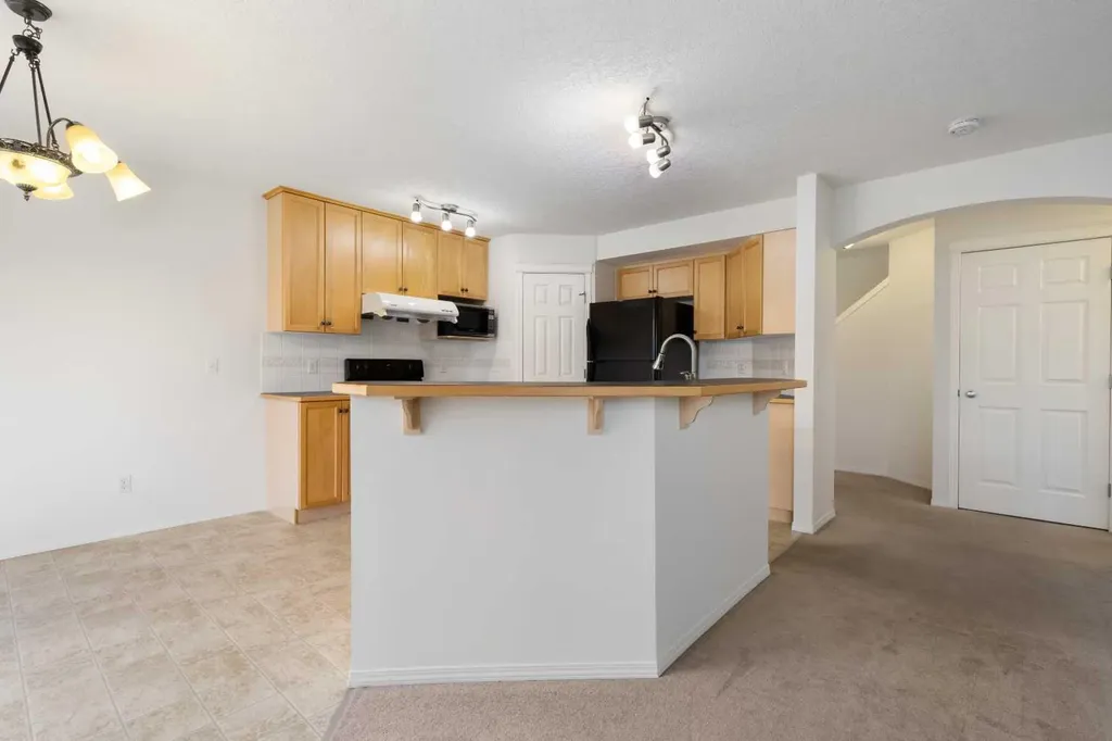 112 Everridge Drive SW Calgary AB T2Y 4R4
