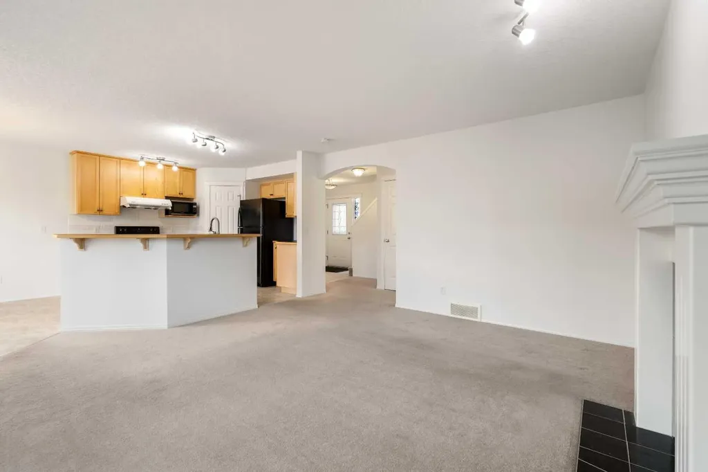 112 Everridge Drive SW Calgary AB T2Y 4R4