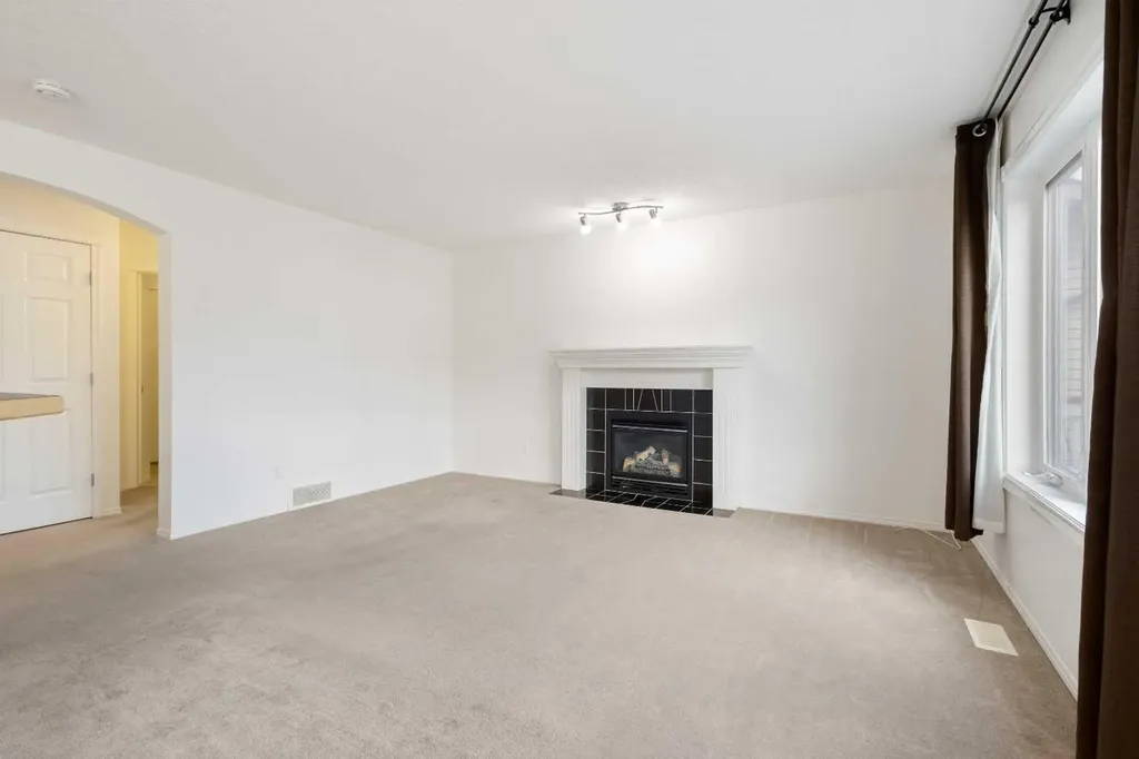 112 Everridge Drive SW Calgary AB T2Y 4R4