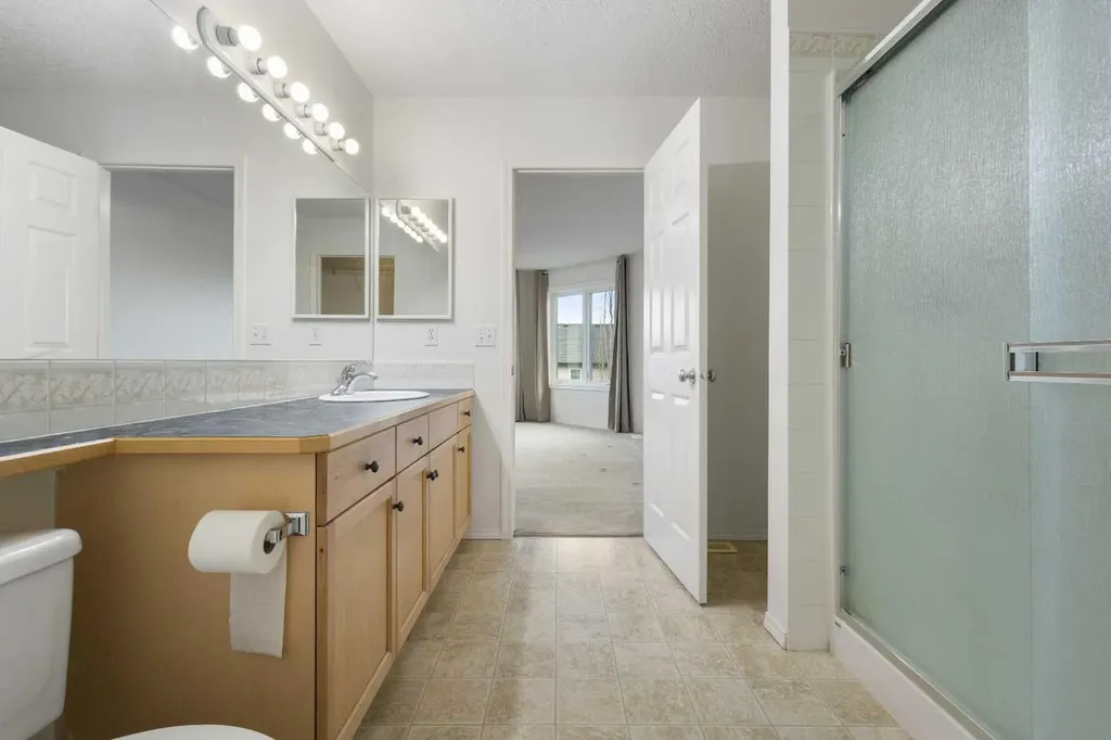112 Everridge Drive SW Calgary AB T2Y 4R4