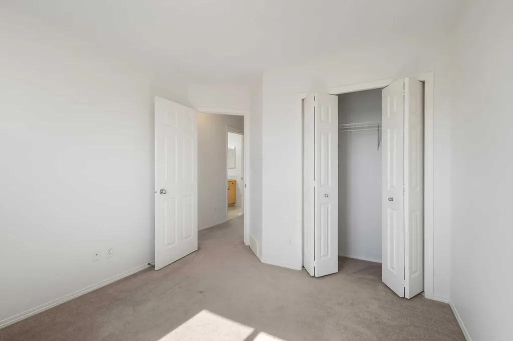 112 Everridge Drive SW Calgary AB T2Y 4R4