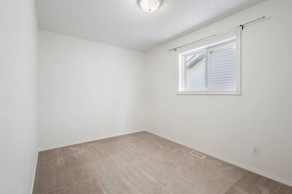 112 Everridge Drive SW Calgary AB T2Y 4R4