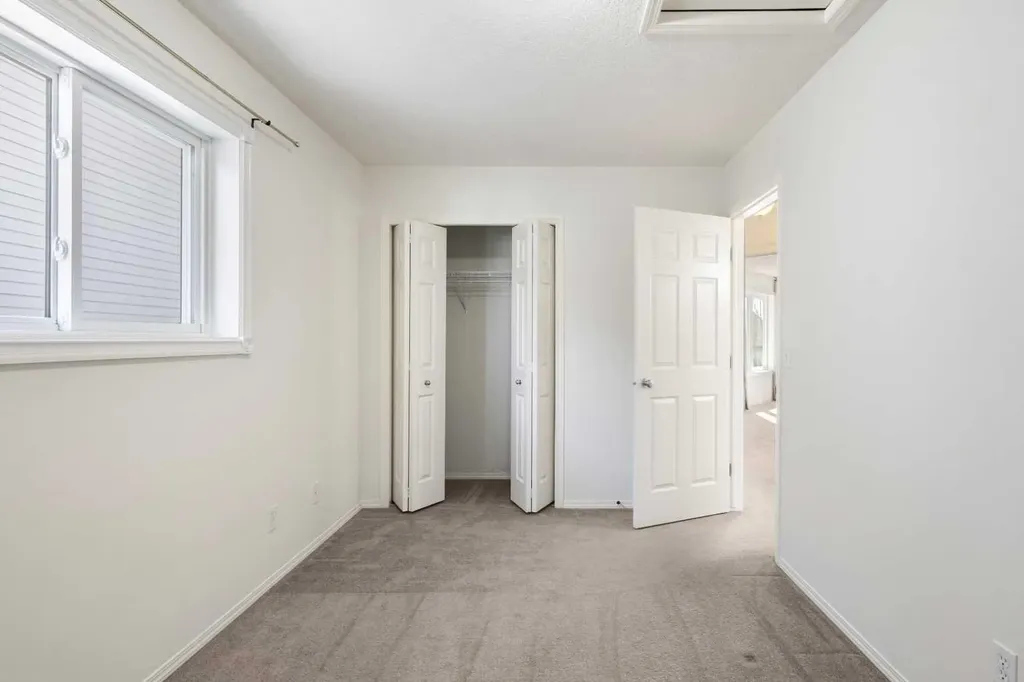 112 Everridge Drive SW Calgary AB T2Y 4R4