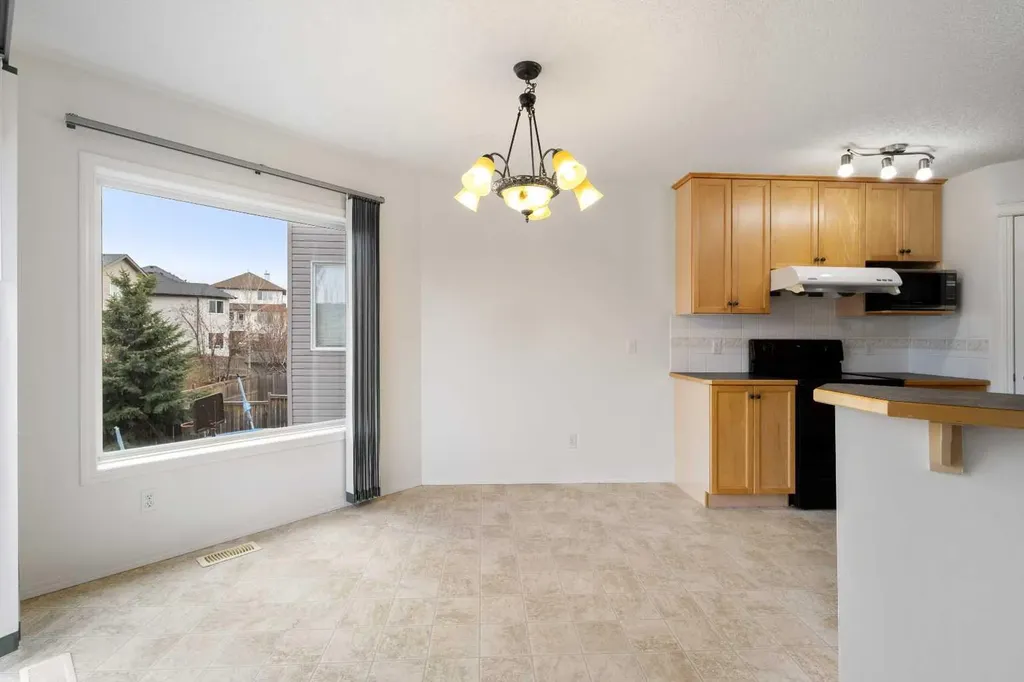 112 Everridge Drive SW Calgary AB T2Y 4R4