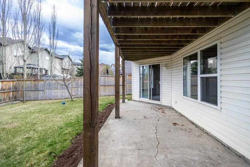 112 Everridge Drive SW Calgary AB T2Y 4R4