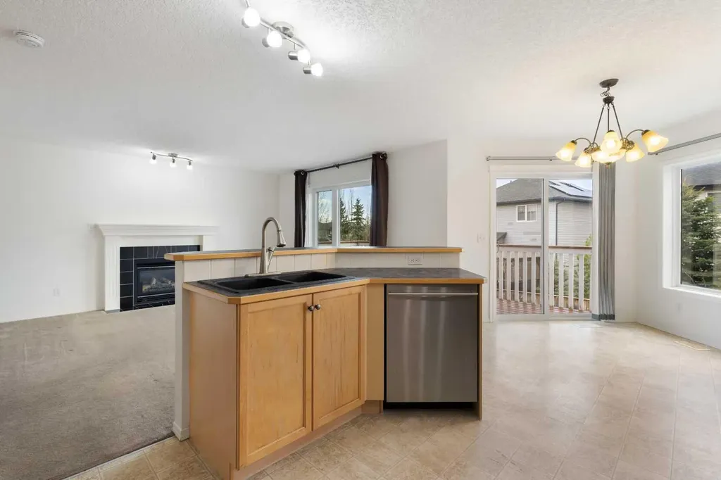 112 Everridge Drive SW Calgary AB T2Y 4R4